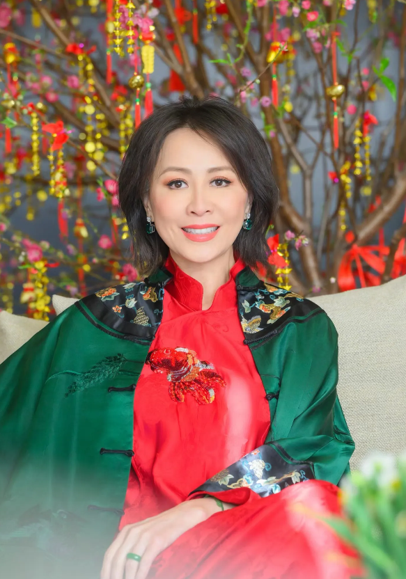 刘嘉玲过年在家晒美照，红红绿绿的中式衣服配上华丽的珠宝，让她光彩夺目贵气逼人，6