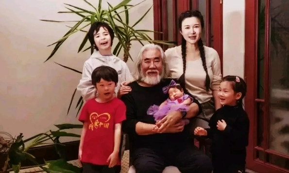 杜星霖和大31岁的张纪中，7年相恋，生下4个孩子，从来没有避孕过；两人都离过婚，