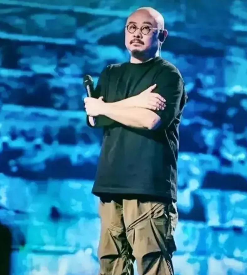 刀郎广州演唱会，气氛不如成都，是啥原因？
成都首站，刀郎复出，粉丝疯狂，广州跟不