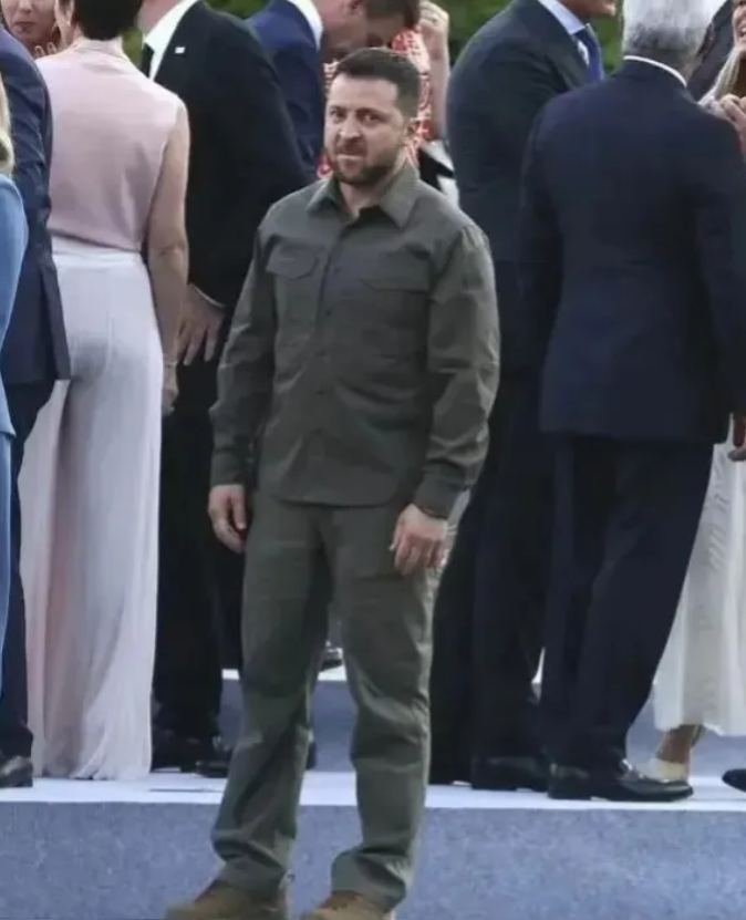 说泽连斯基不悔恨是假的。听信了白宫和英国的“承诺”，一失足成千古恨！
有消息说，