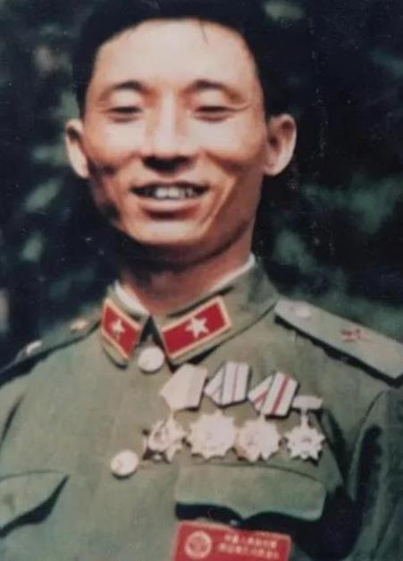 1950年，开国中将刘忠回到家乡，可他在回到家以后，竟发现家里没人，他在大街上疯