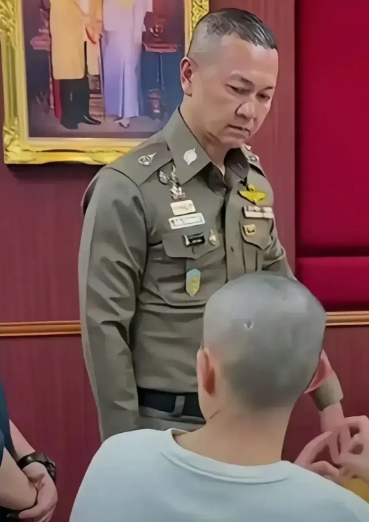 吉迪拉，1965年出生，现任泰国警察总署署长。一看他的面相就知道是一个狠人，那眼