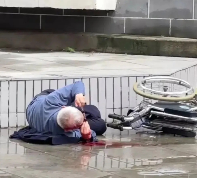 7月18日，河南，坐轮椅老人摔倒后哀求路人扶一把，现场几十个人无一人敢扶，一名热