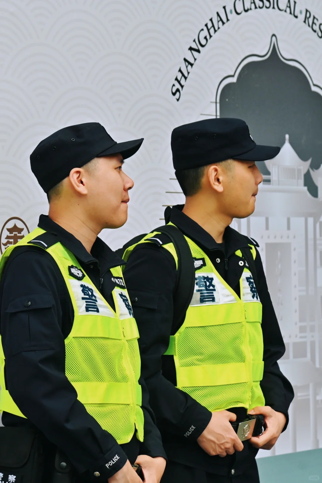 英姿飒爽
城隍庙豫园的警察👮‍♂️蜀黍也是帅的不得了！