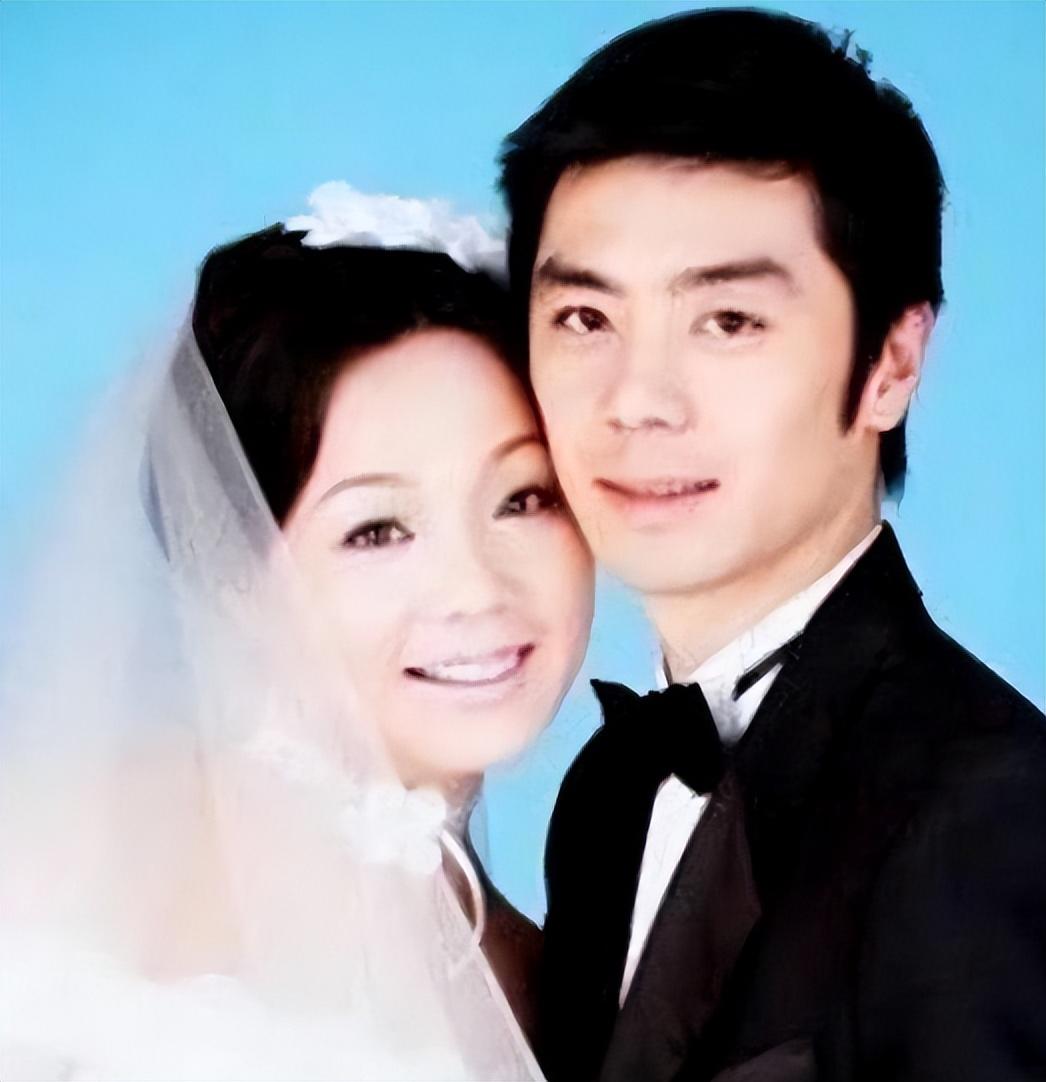 2004年的一个晚上，邹伟回家对正在厨房做饭的闫妮说：“我们离婚吧。”当时还在忙