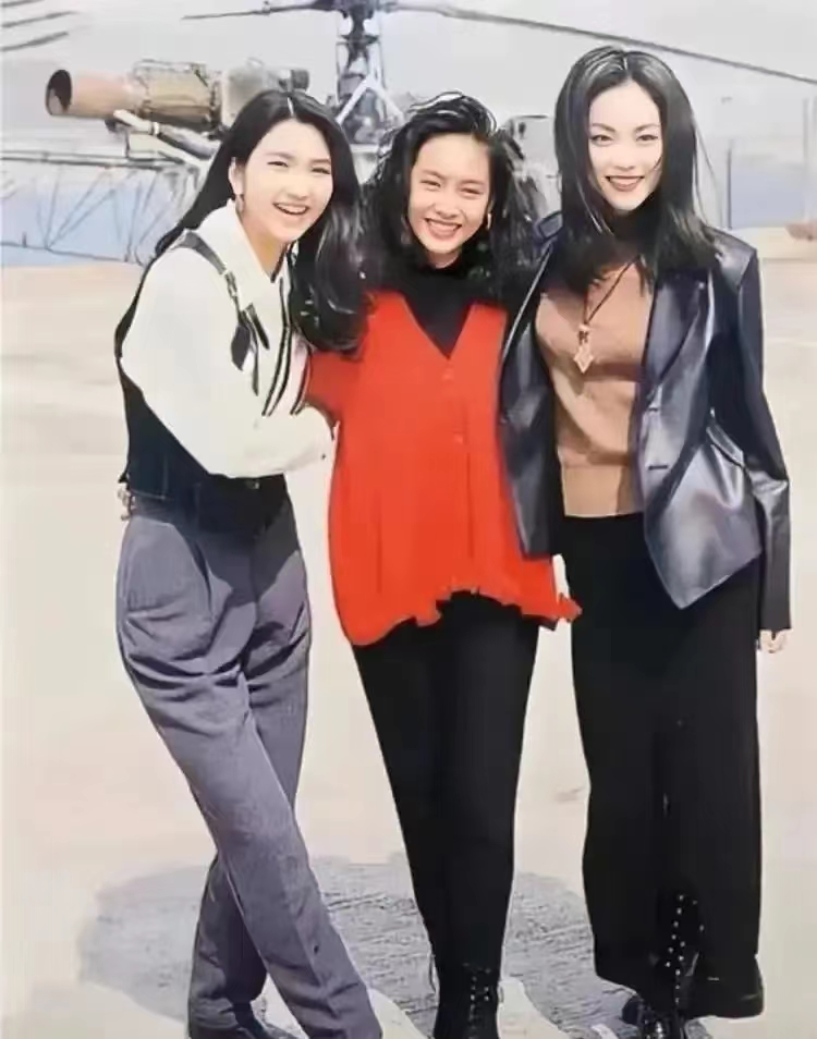 能把这三位女演员全部认出来，至少是80后，而且记忆力非常好。尤其左边的当年不是一