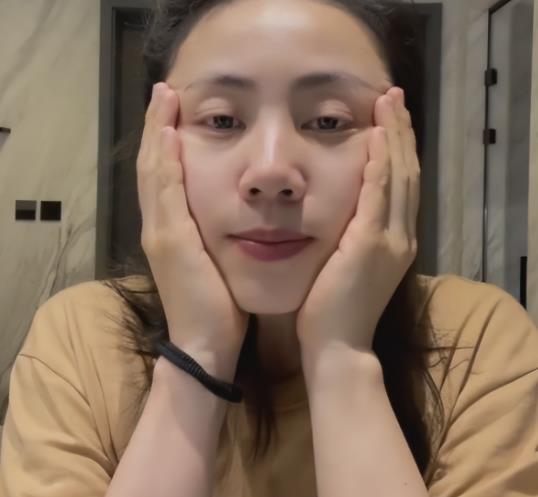 孙莉早年凭借灵动演技在影视圈崭露头角，后将更多精力投入家庭。44 岁的她近日分享