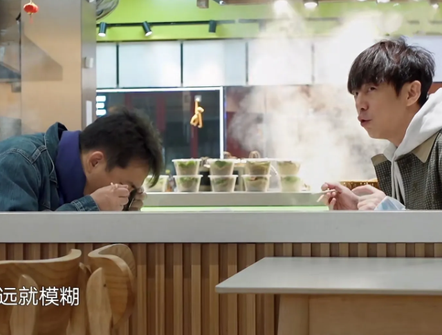 原来近视眼和老花眼是可以同时发生的！

黄磊问何炅:“你摘下眼镜是不是啥也看不见