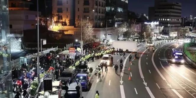 韩国警方突破韩总统官邸内两道阻拦线，在官邸前与警卫对峙正在持续。
万万没想到的是