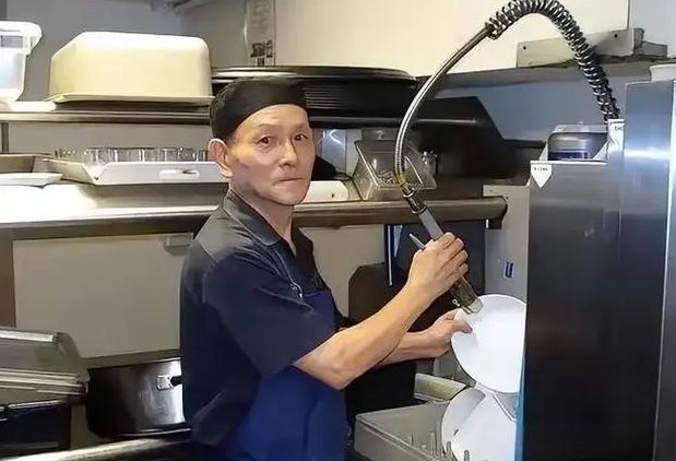 丁尚彪，一个来自上海的普通男子，为了家庭选择了艰辛的旅途，最终改变了家庭的命运。