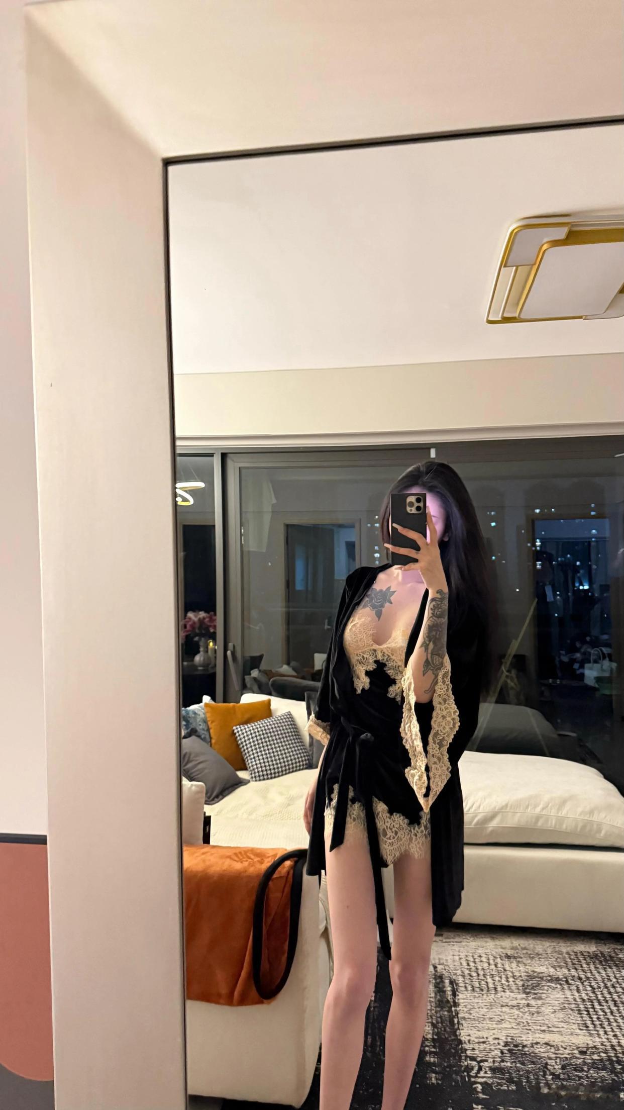 一看，就是一个妥妥的悍妇！你们说是不是？[笑哭][笑哭][笑哭]！哈哈哈哈！