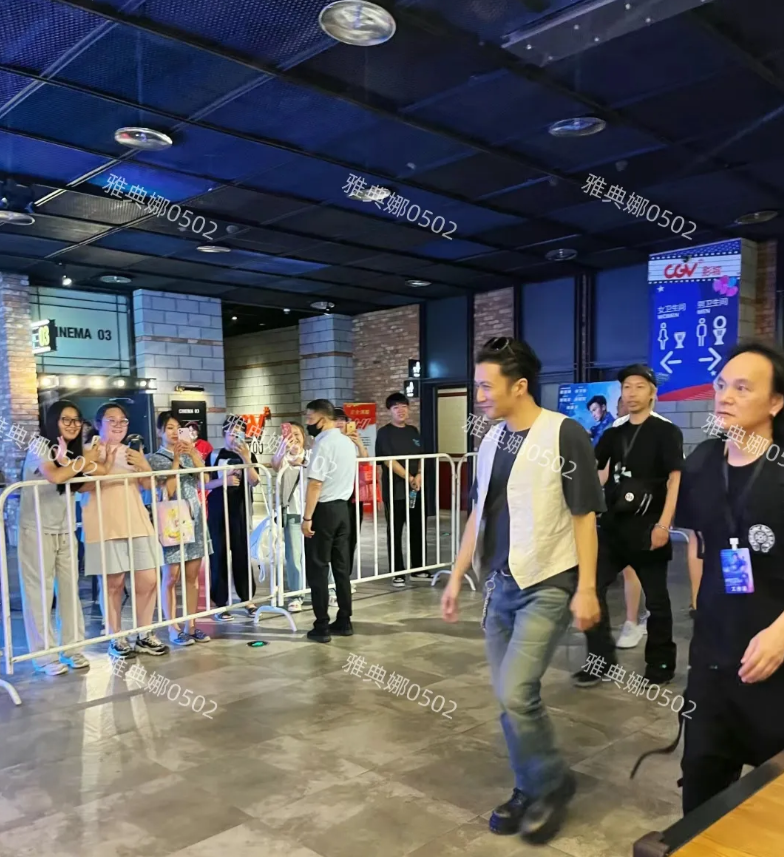 想不到谢霆锋居然是个迷你男神，本人好矮小小一只。
哈尔滨见到了来宣传电影的他，本