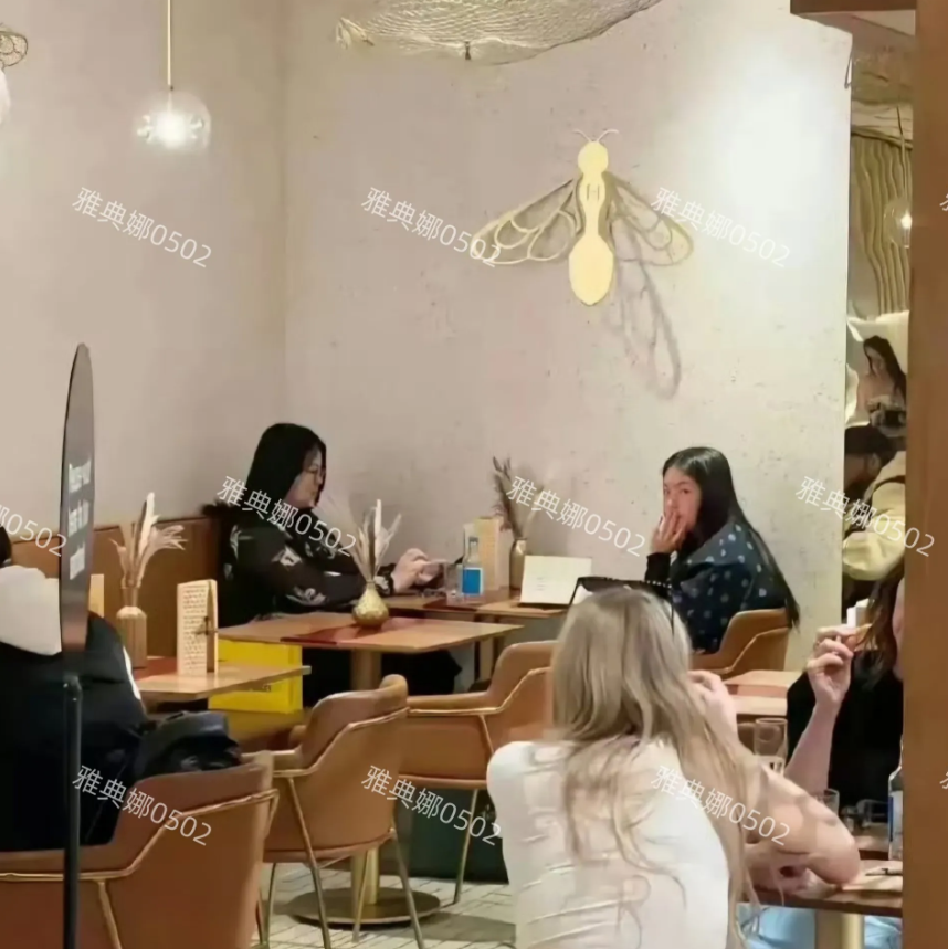 英国餐馆偶遇李湘王诗龄，母女俩本人跟照片差好多，真人很胖身材看起来很臃肿很壮，王