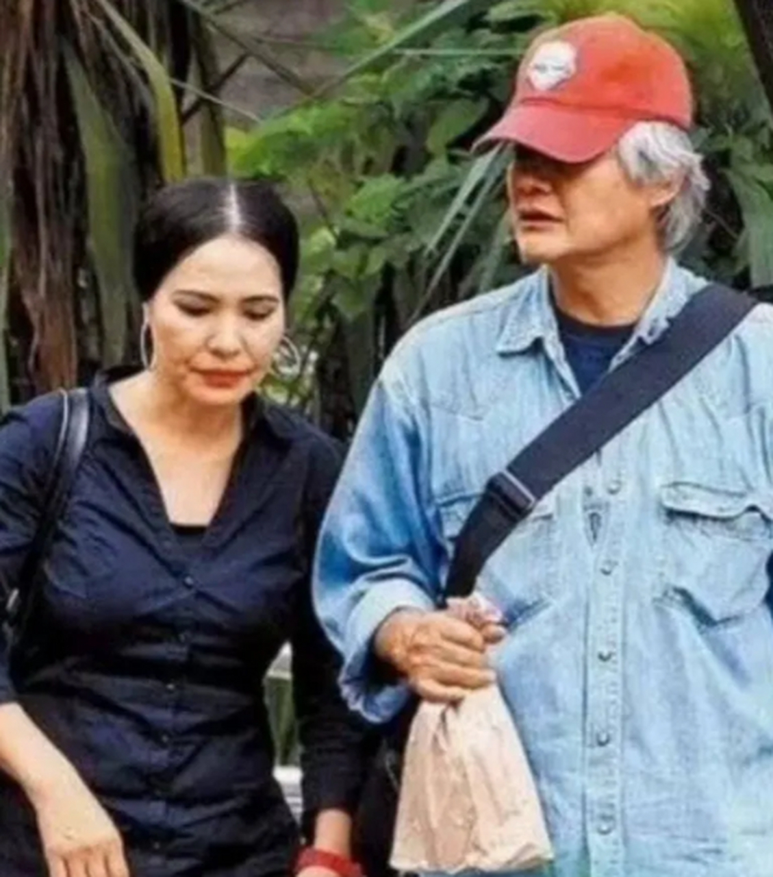 2008年，歌手潘越云和情人在家中熟睡，结果被丈夫带着警 察逮个正着，他拿出相机