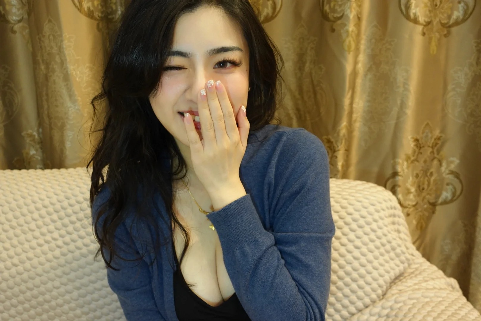 阴天，在开了灯的房间
非必要不出门