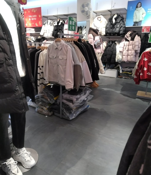 看来实体店真的不行了。下午和一个朋友出去逛了逛，她来这里时间长哪哪都知道，我对这