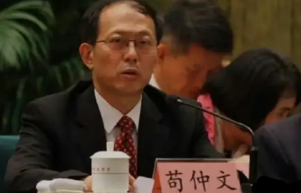 震惊，苟仲文被查 ​5月30日，原国家体育总局局长苟仲文，因严重违法违纪被查。 