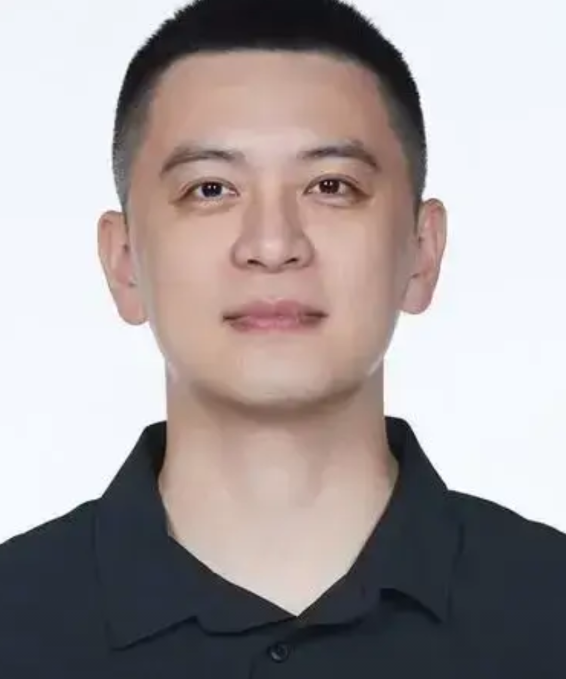 真的看不懂杨鸣，今天这场球输的，这锅必须杨鸣来背。首先是李虎翼根本防不了韦瑟斯庞