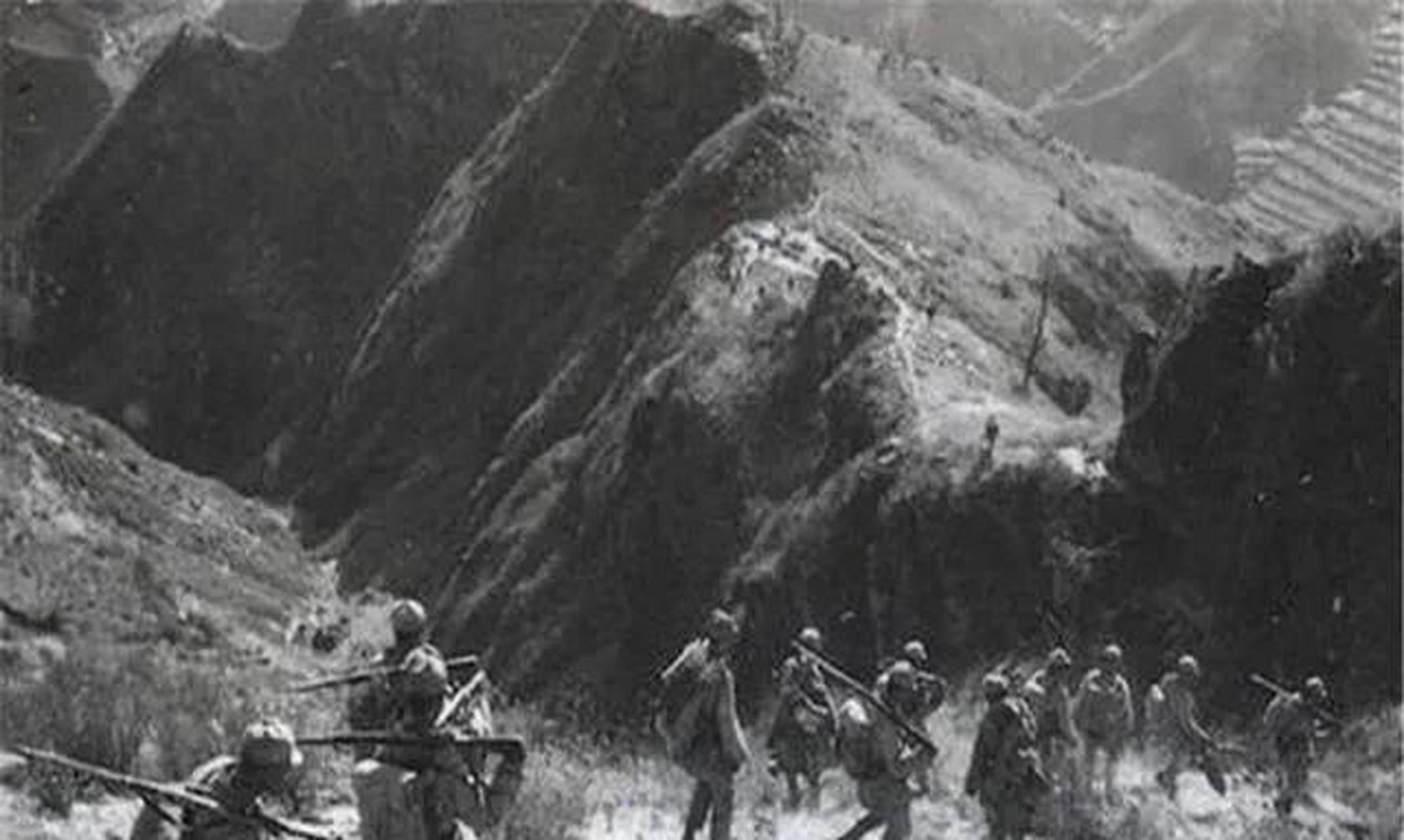 1943年，冀东军区总司令李运昌被围困在村里，正准备和日本人拼命的时候，一位农村