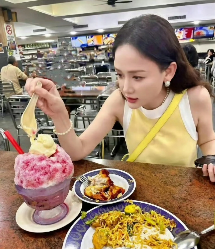 陈乔恩结婚以后，肉眼可见的幸福，老公陪着她到处游玩享受美食，状态和气色越来越好，