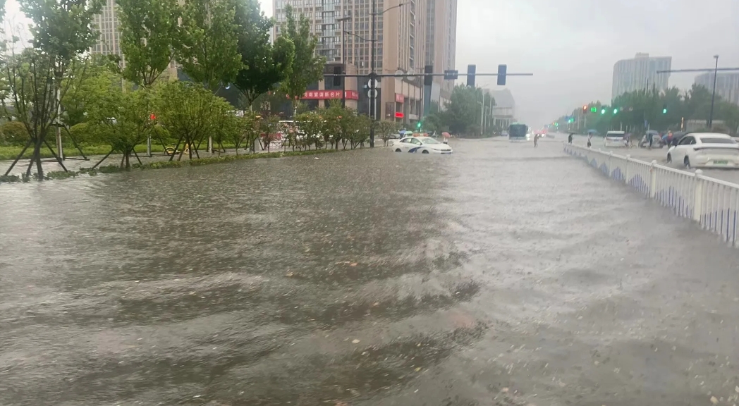 国内许多城市一下大雨就淹背后原因是什么：
 
1. 城市化进程加快：城市建设中，