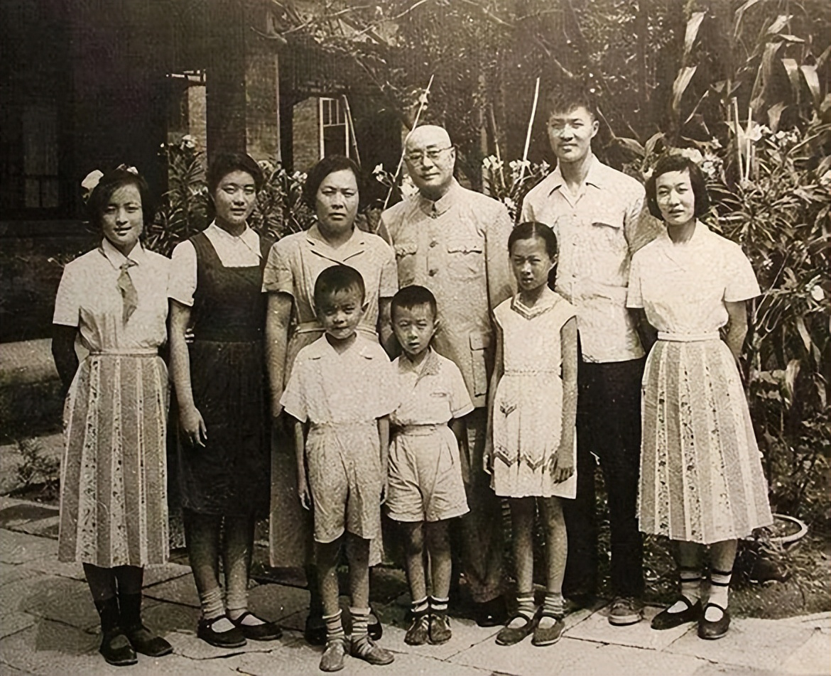 上世纪50年代，一张照片将刘伯承元帅一家的温馨时刻永久留存。画面里，阖家齐聚，颜