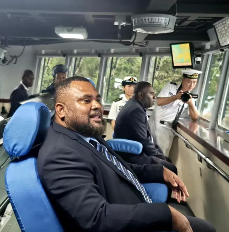 因为“没轻没重”的瓦努阿图政府官员把052D航海舰桥用手机拍了个遍，而且还发到了