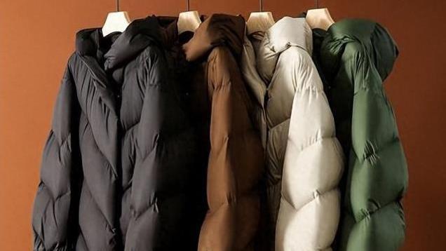 央视曝光7万件羽绒服造假，内部没有羽绒全是飞丝，填充物每斤7块