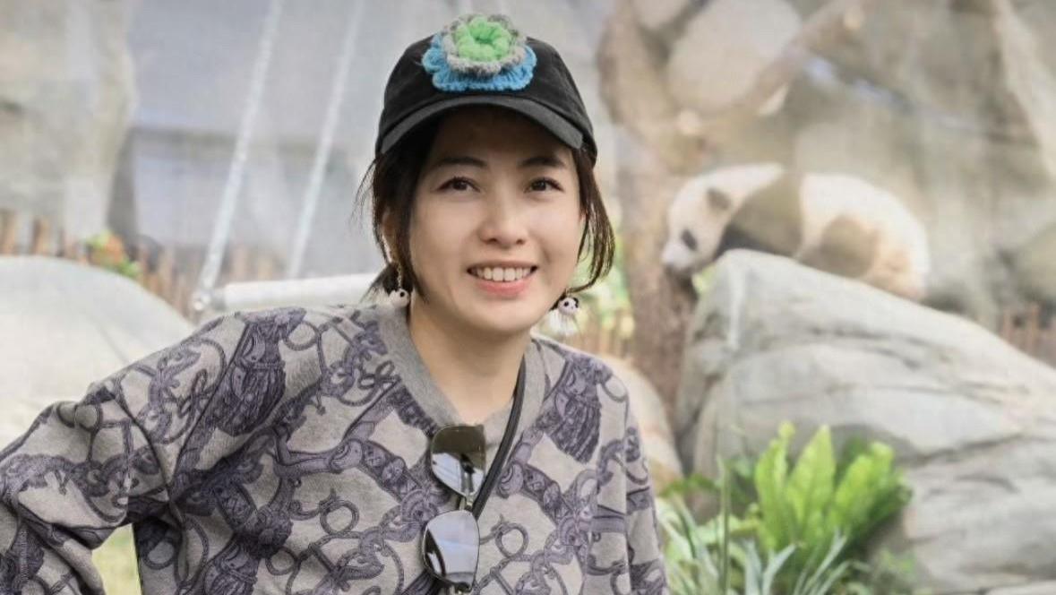 刘銮雄妻子和女儿看熊猫，甘比素颜穿着不像阔太，女儿身材圆润像爸