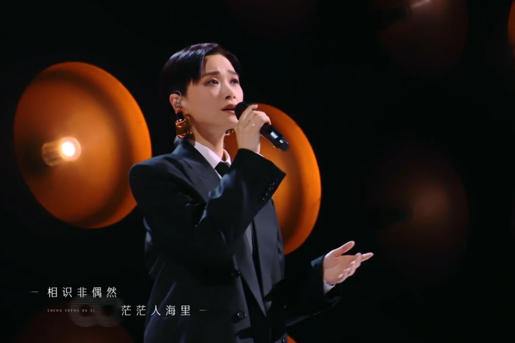 #声生不息大湾区季#
李宇春是个谜。
她可以是时尚、爱豆，晚会压轴嘉宾，流行文化