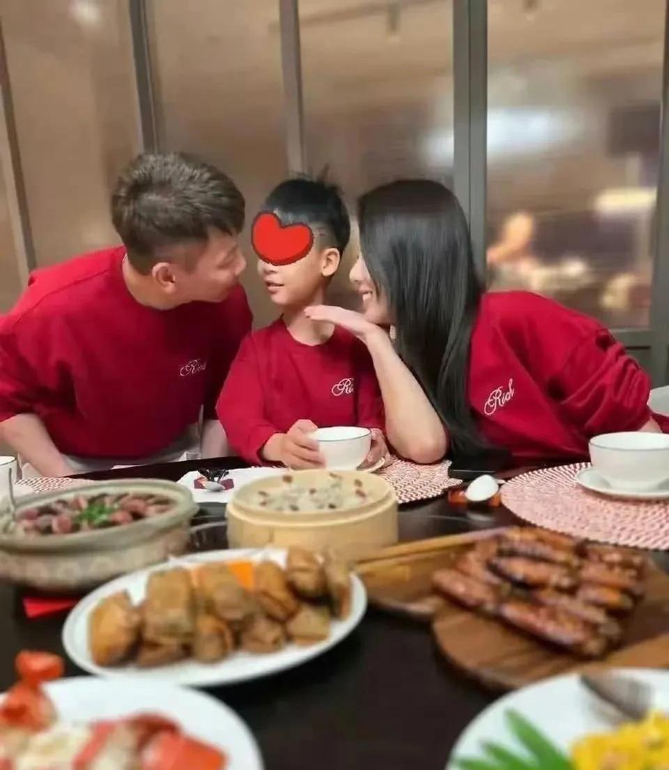 陶喆这段婚姻再次引发网友热议！
五十多岁的音乐才子与小18岁娇妻同框时，丈母娘和