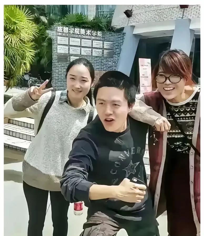 实话实说，别看饺子，现在的行情是：

饺子是10亿级富翁，十年前全靠父母养，连彩