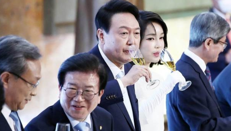大孝子被逮捕前的最后一条动态还是：为美国加州山火操心，呼吁韩国人为美国爹贡献力量