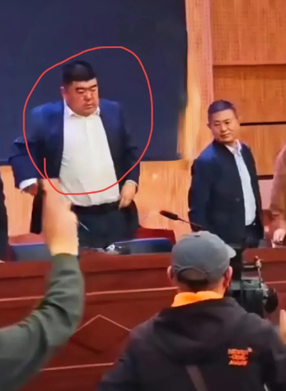 你知道吗？这家伙叫赵光明，他在长丰学校可是个大人物哦。别看他平时不怎么显山露水，