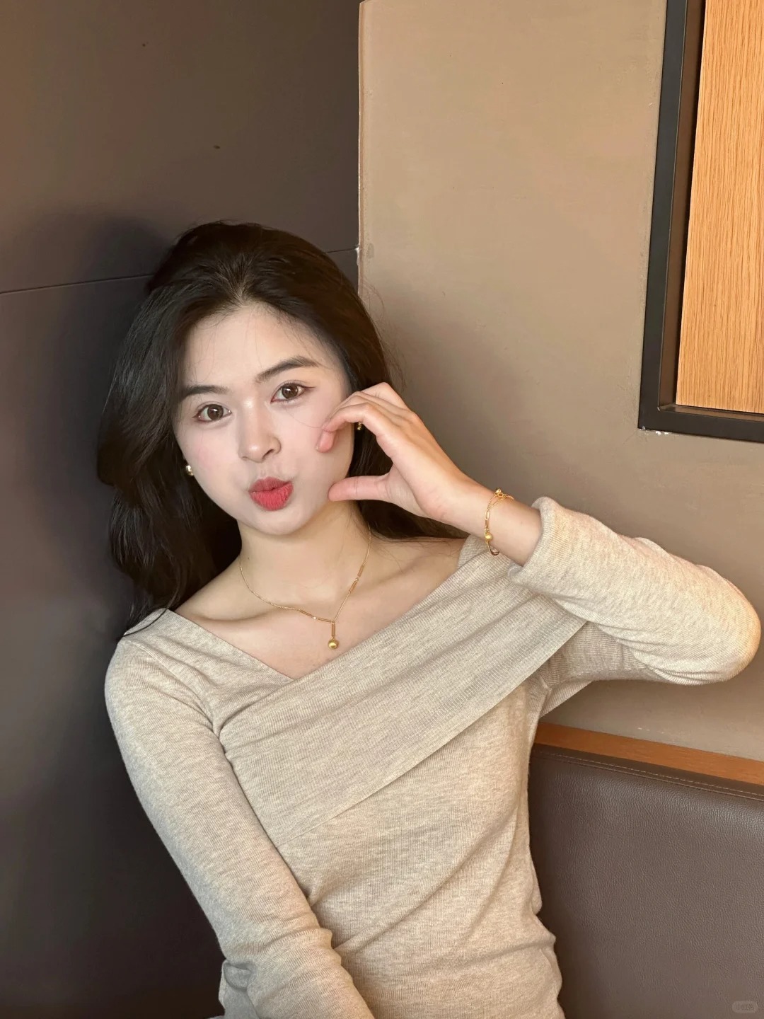 露肩上衣真的很适合方圆脸姐妹！
去年买的露肩针织衫今年还是很喜欢～
搭配同色系的