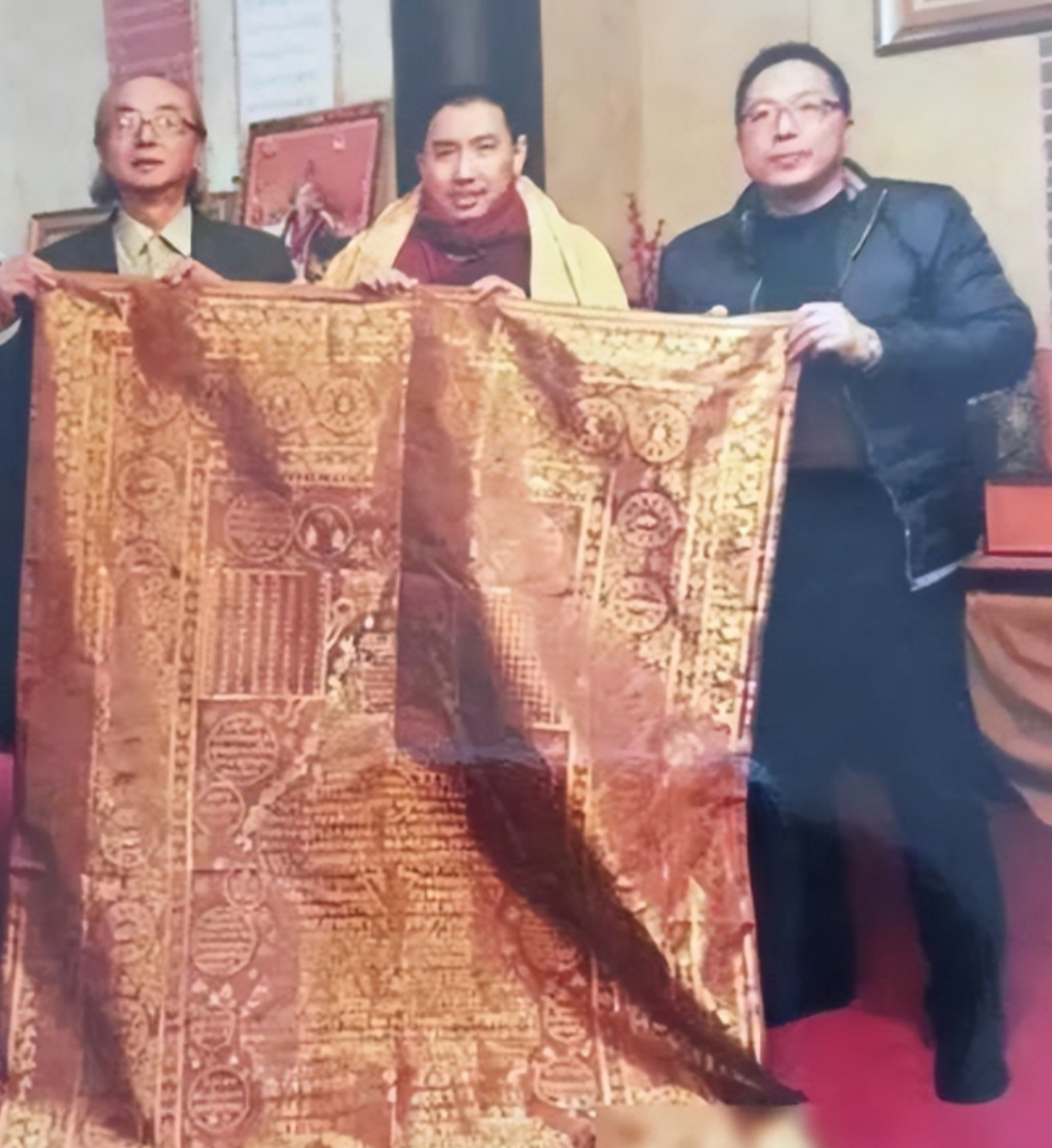 “白嫖成功了！”2005年，一件旧袈裟在北京拍卖，却无人问津，一男子觉得蹊跷，花