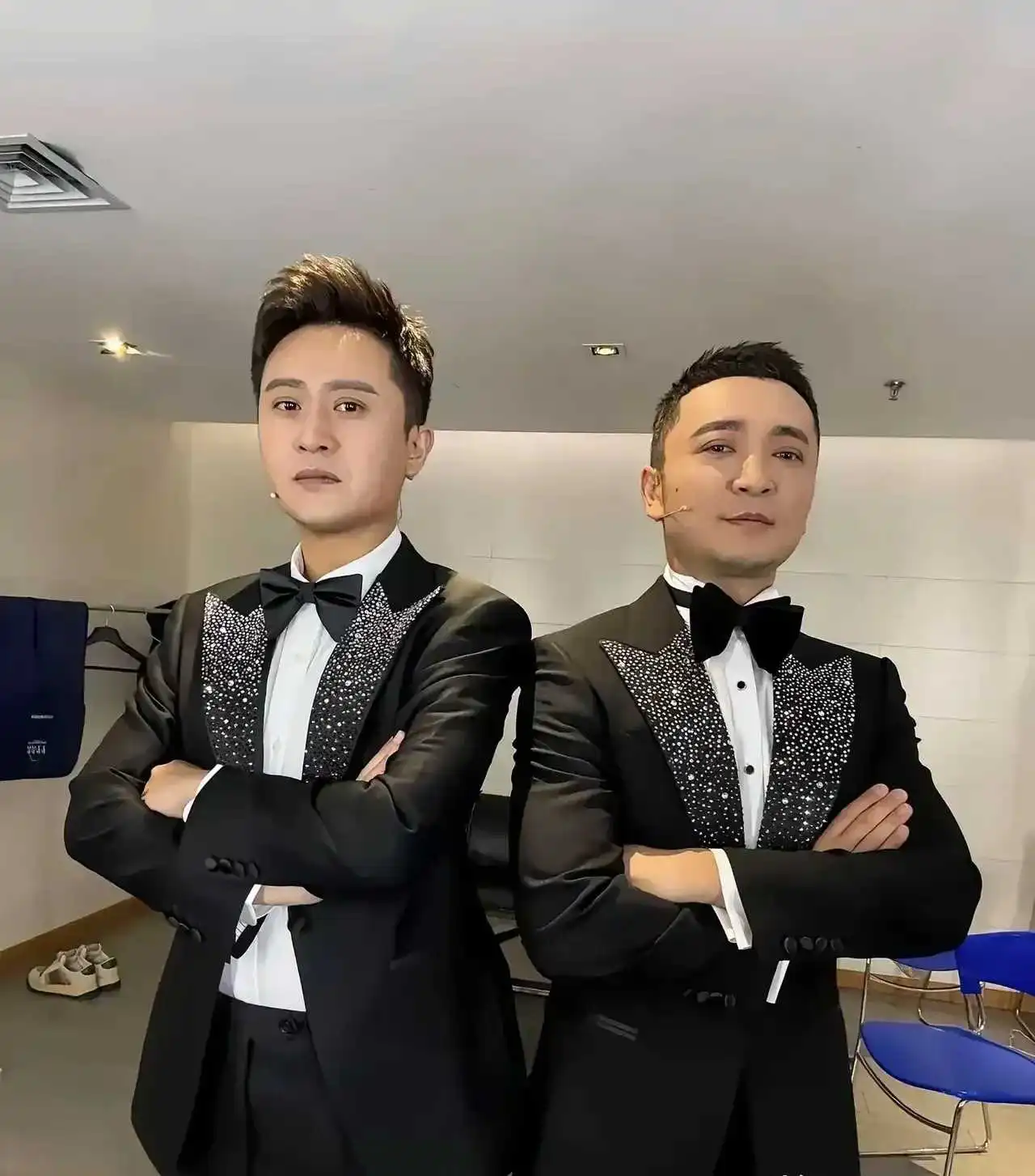 这两位都是央视的优秀男主持人，两人风格迥异，相比之下我更喜欢杨帆，你喜欢哪一个？