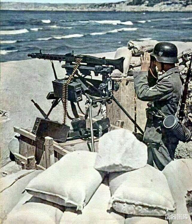 从1942年到德国战败投降，MG42产量超过42万挺。无论是在苏联的冰天雪地中，