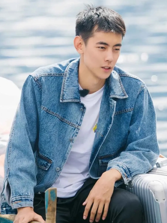 纪凌尘：跨界追梦者的坚韧与执着