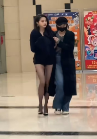 她是真的腿长却没有美感，更感觉不到性感！