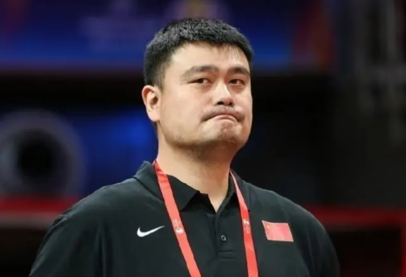 姚明申请辞职，原因无非就3个
1.身体不行。毕竟40多岁了，当运动员的那些年锻炼