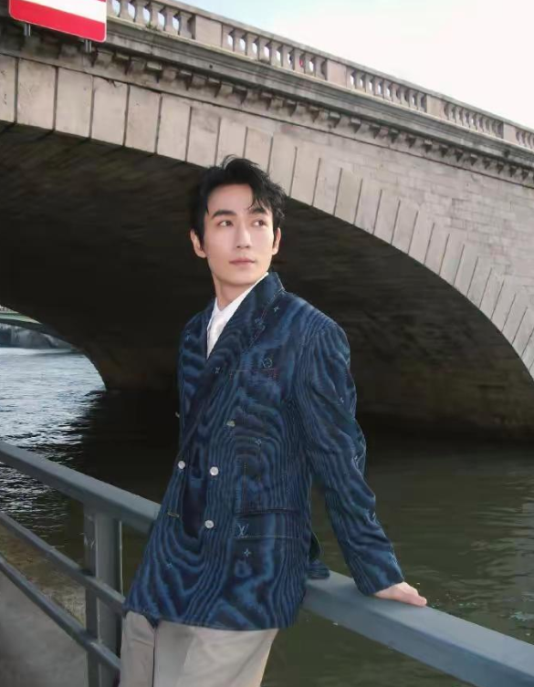 朱一龙法国巴黎街头的时尚大片，每一帧都散发着法式浪漫与不羁格调。