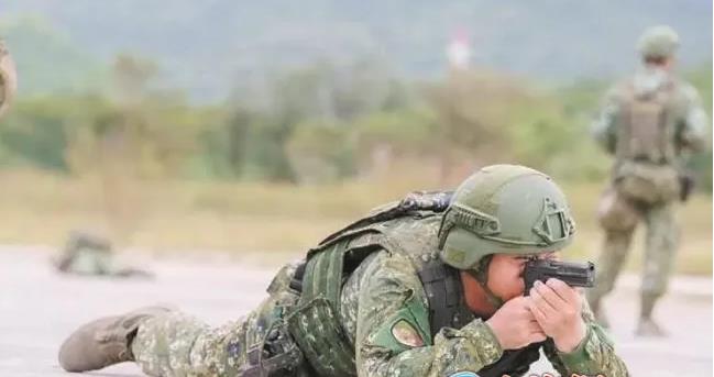 草莓军又出事故，一名士兵被子弹贯穿下颚，都是台军的好习惯？

台军被称为草莓军，