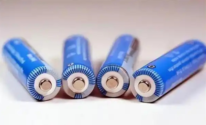 
固态电池量产后，好多人的生活将会迎来改变。
1.固态电池不会自燃，以前不允许新