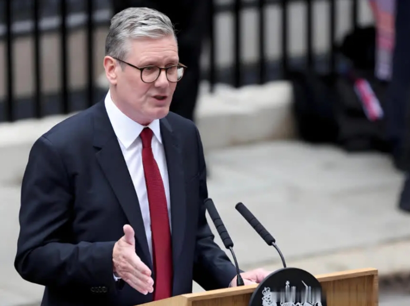 英国首相斯塔默讲义气，心底也善良。就在泽连斯基被美国批评后，斯塔默与泽连斯基通电