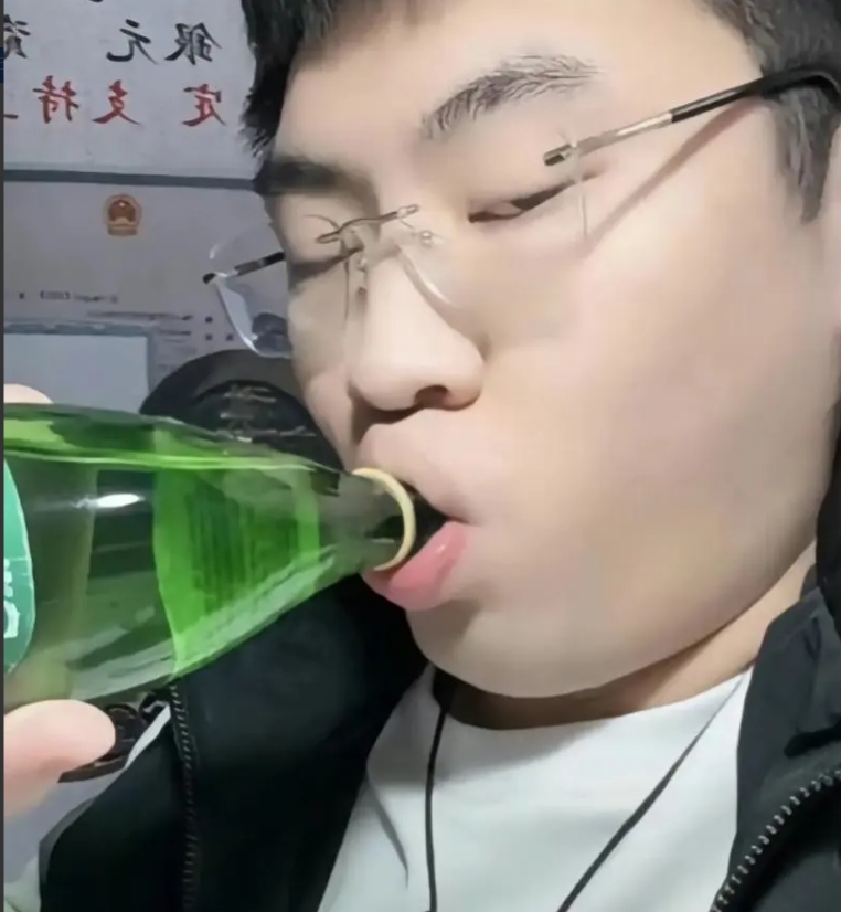 忍不住吐槽一下最近很火的听泉鉴宝，他的专业知识可能确实比一般人强，可是，人家把钱