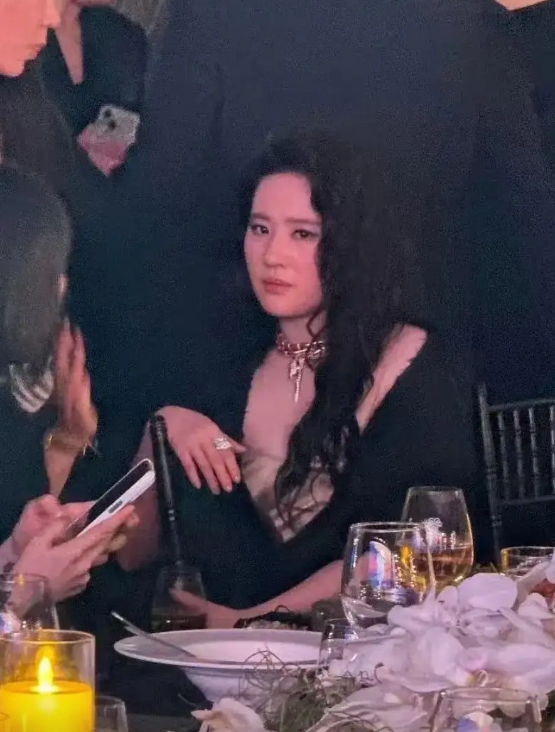 刘亦菲这个照片是怎么流出来的?