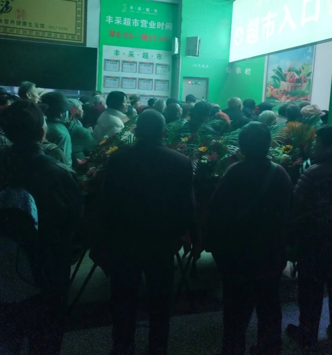 现在的老人可比年轻人还有活力呢。距离超市8点钟营业还有10分钟，外面就已经挤满了