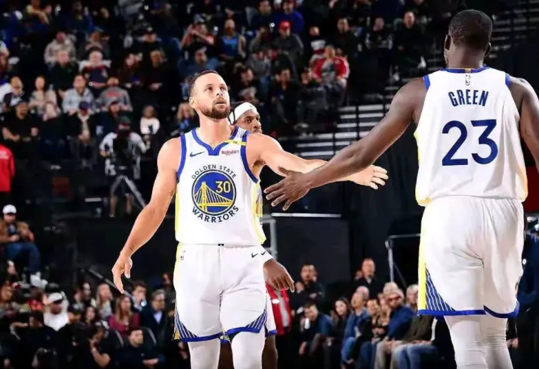 勇士战胜火箭，库明加发挥出色，火箭可以考虑用3个首轮签进行报价。
第一，勇士库里