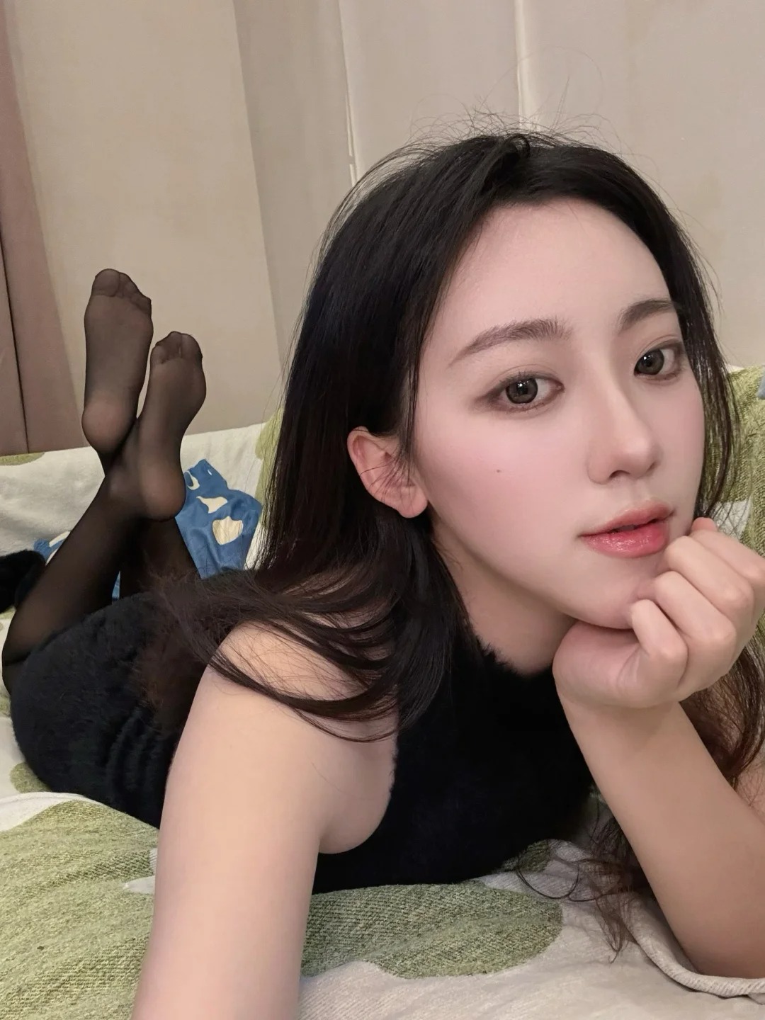 这次就简单的托个腮吧！
大家说我好像除了比个耶就不会别的手势了…..
我是真的已